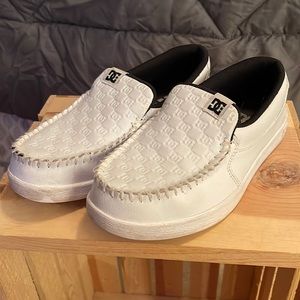 DC - white Size 7 mens/ Size 9 woman’s